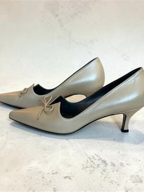 ESCADA VINTAGE Elegant Pointed-Toe Kitten Heel Pumps in Beige